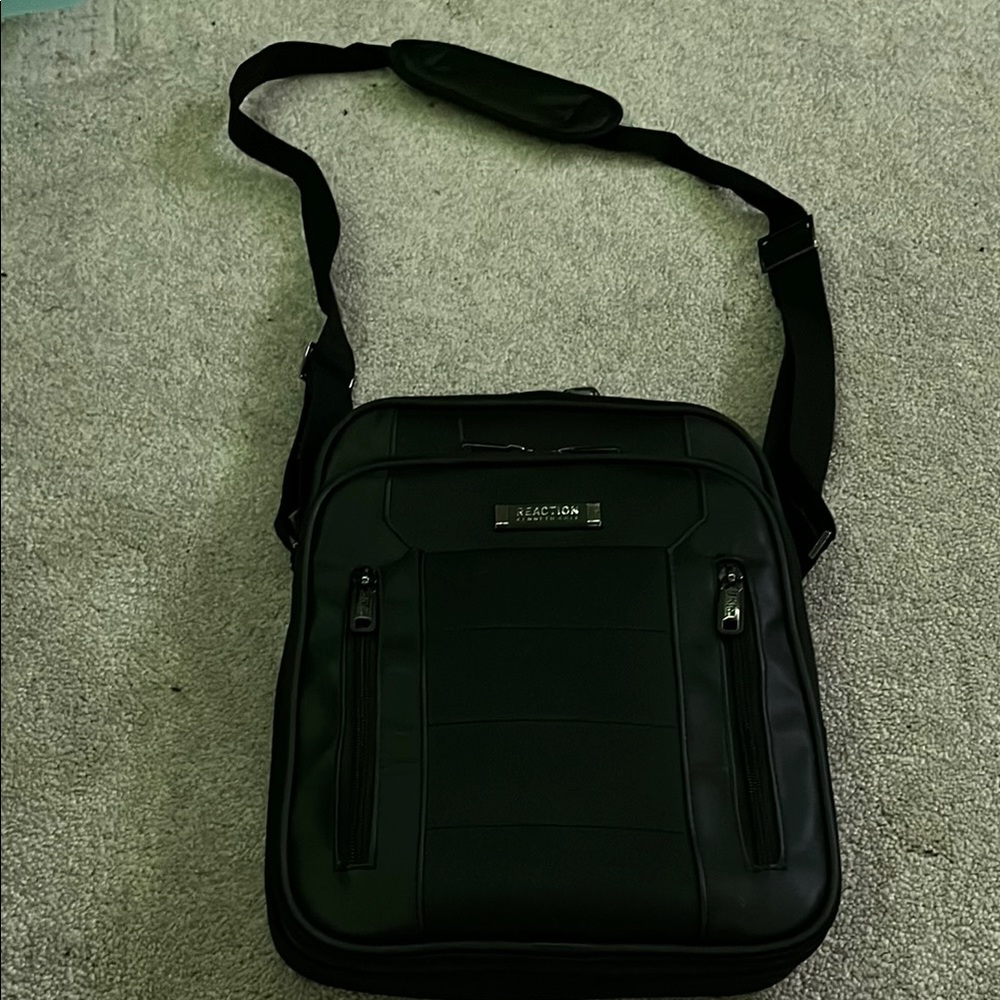 Reaction Kenneth Cole men’s messenger bag